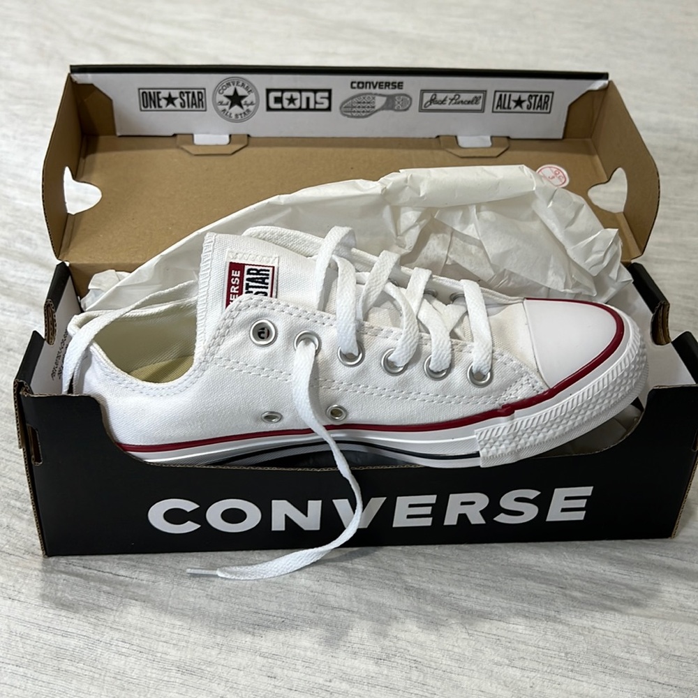 White low top converse size 7 (chuck taylor all star classic)